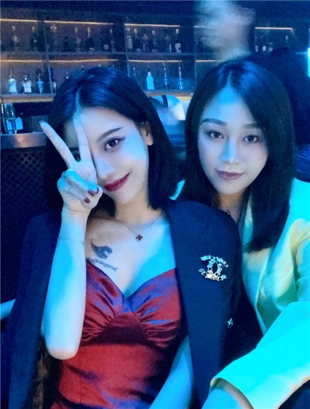 御姐大美女！颜值酷似金喜善的极.品.骚.女.，气质优雅长腿大胸技术特好