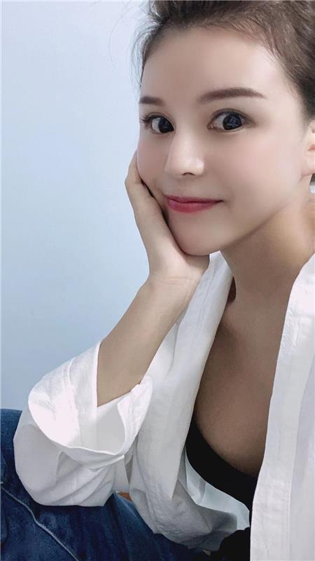 新鲜下水的广东邻家嫩妹
