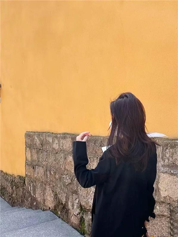 一个自己聊的妹子