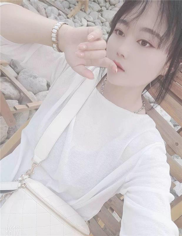 第一次出来做的小萌妹