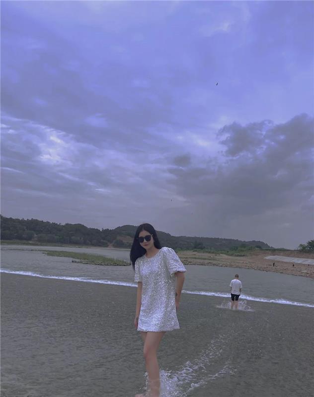 分享静安温柔年轻美女，身材高挑kouhuo好