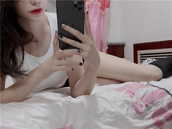 新下海的小骚货