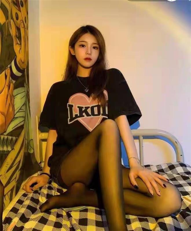 01年的零零后，嫩得流水，长腿黑丝一绝，服务还行，不机车