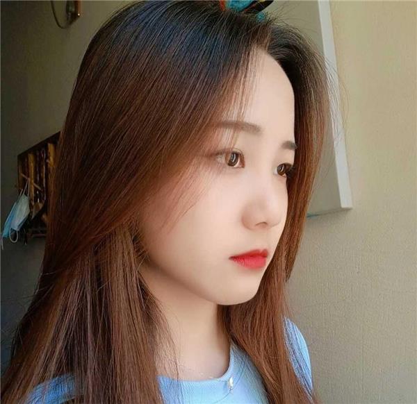 邻家清秀女孩，身体软软的，会配合穿黑丝