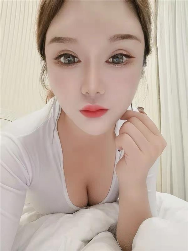 全程跪式服务的美女