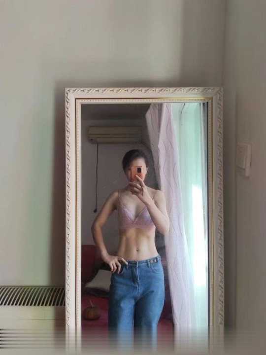 小红门马甲线小妞