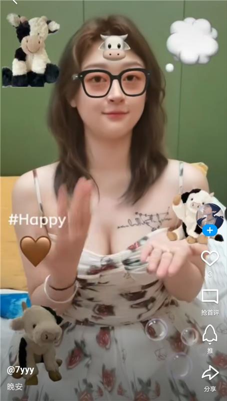 浦东胸部纹身年轻妹子