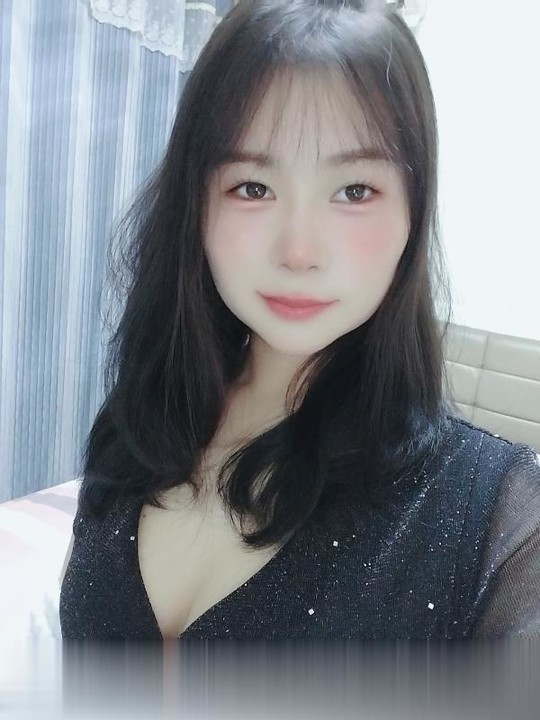 皮肤白嫩小姐姐