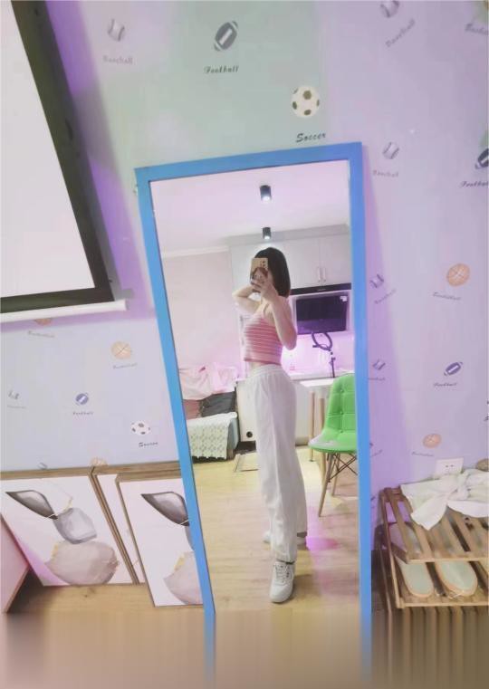 精致短发少妇如梦