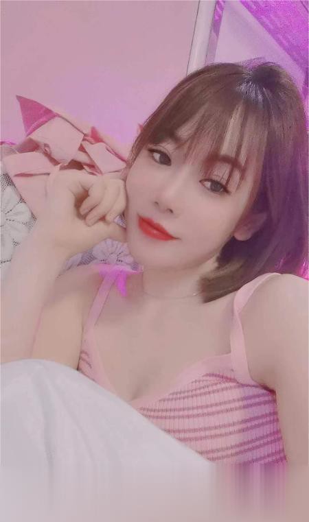 精致短发少妇如梦