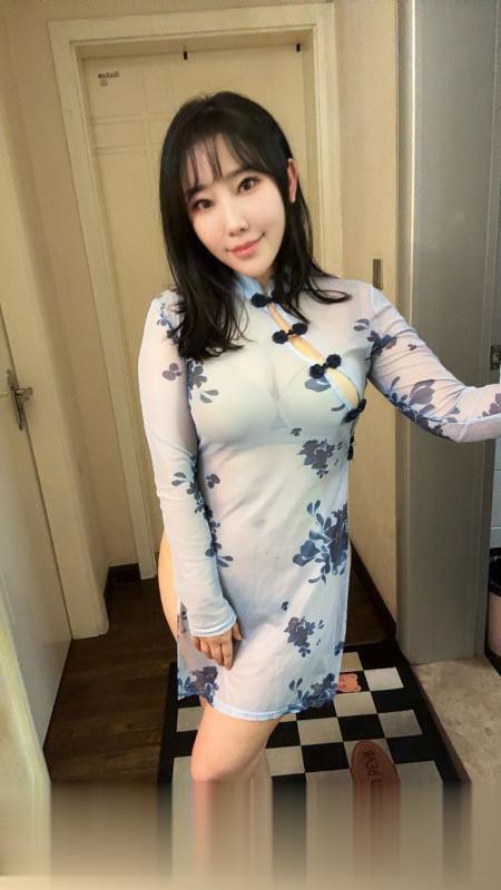 观音桥翘臀美女