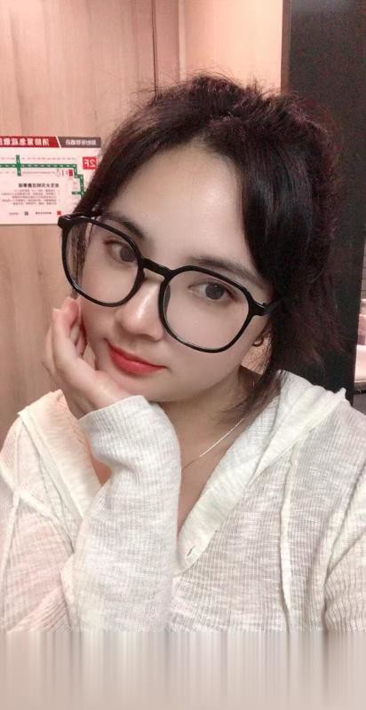 眼镜美女彤彤