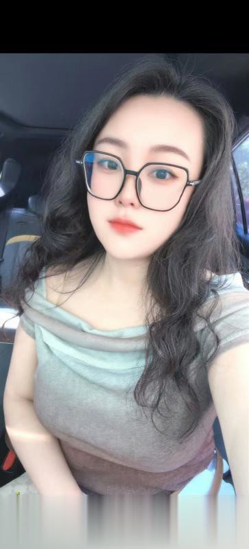 巨乳眼镜骚女