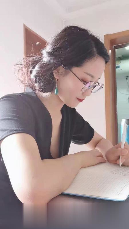 眼镜家美女姐姐