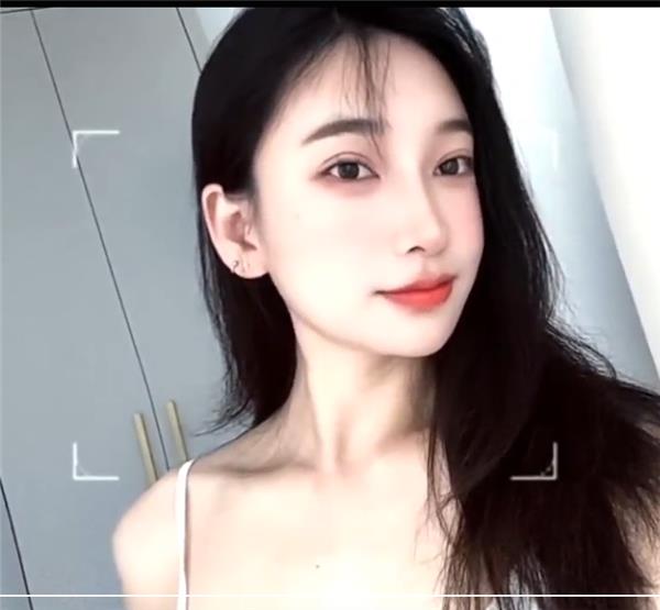 有人说她像章若楠，颜值身材在线！