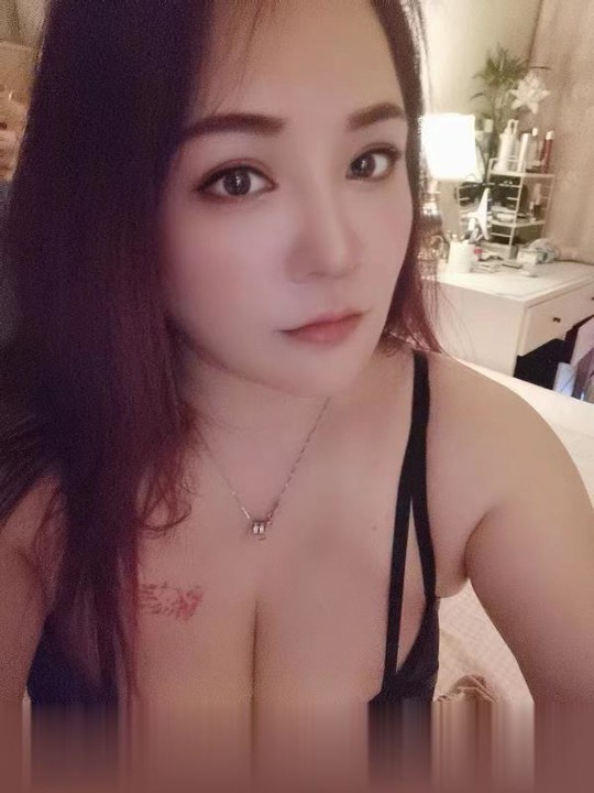 玄武门地铁站大胸熟女