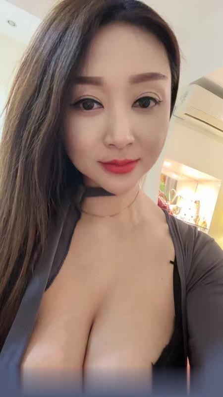 把头埋大胸里干