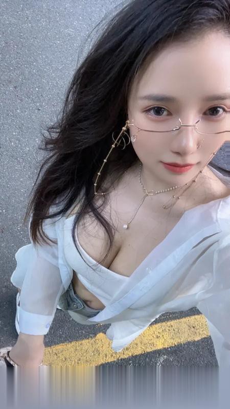 眼镜混血妹爱丽丝