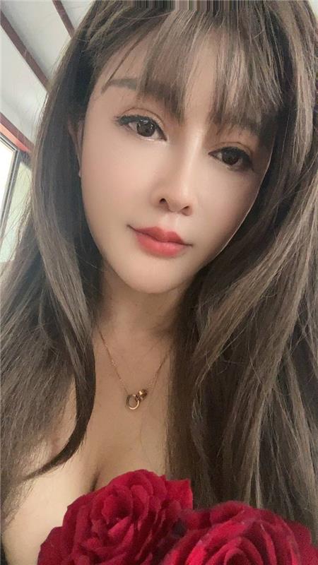 吴中轻熟美少妇激情舌吻