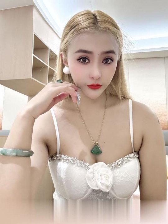 穿白睡衣的朵朵老师