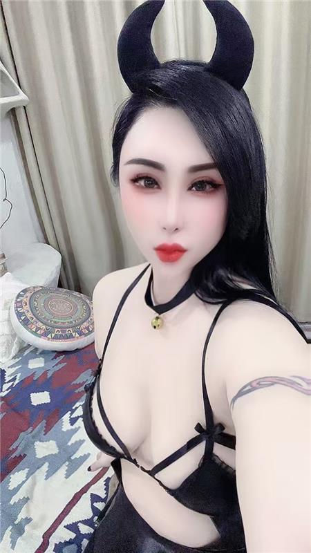 水多会花活的小姐姐