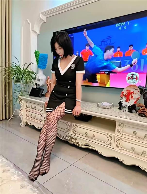 吊带包臀裙少妇