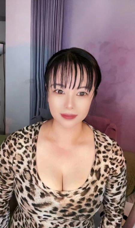 东晓南爆乳少妇，服务一流双飞