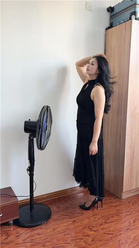 学府地铁A口附近妞妞