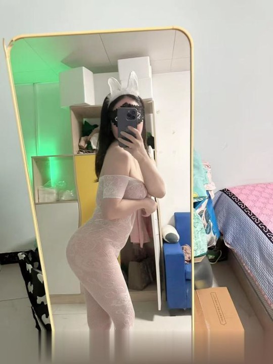 黑丝蜜桃臀小静