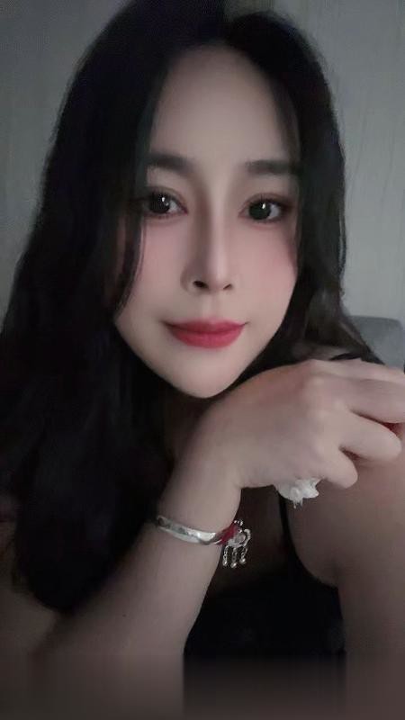 大胸翘臀知性少妇