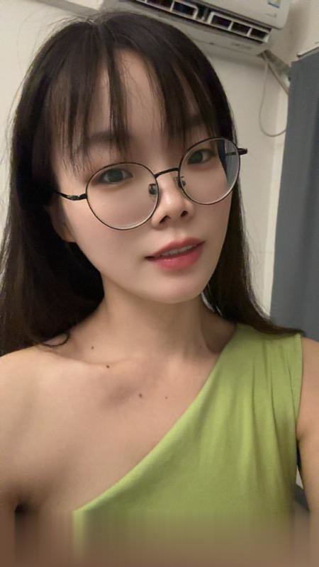 眼镜妹兼职诗诗