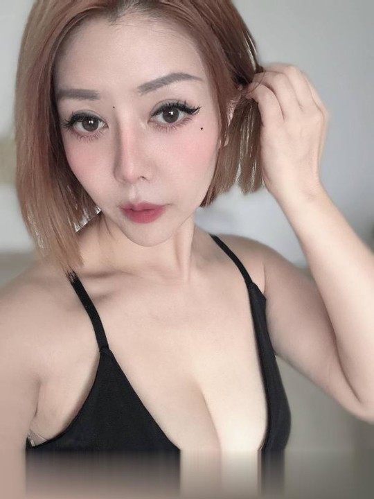 短发气质美女