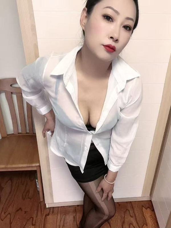 巨乳肥臀骚姐可双飞
