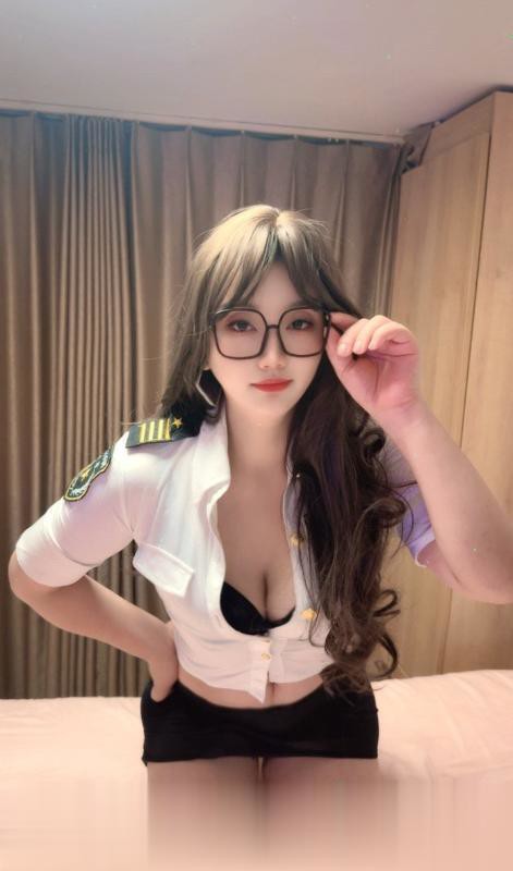挑灯夜战骚货眼镜妹