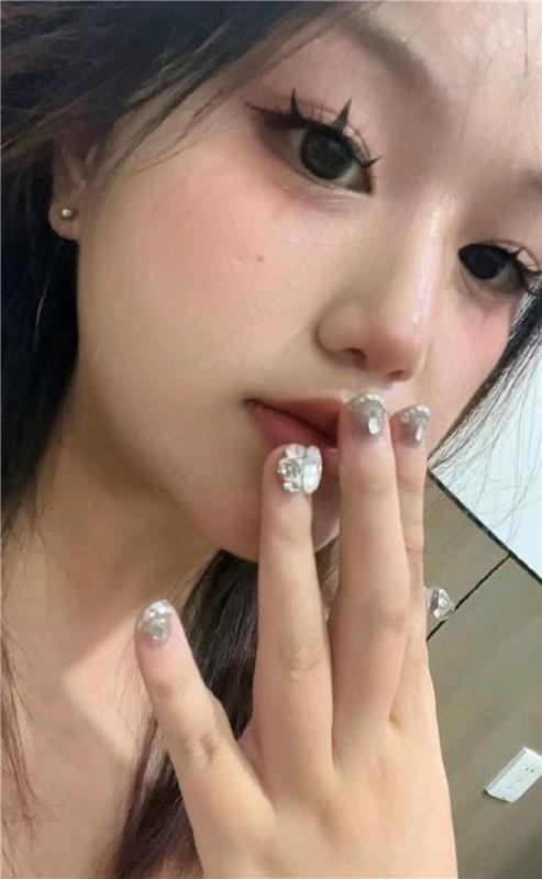 一个刚下海的小姑娘，人不错